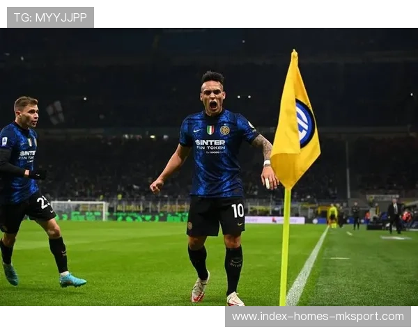 国米劳塔罗倒地铲射再入世界级进球——点亮夜空的瞬间