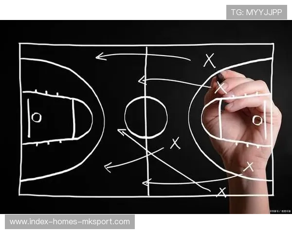 篮球运动员跑位跑进替补席的背后：战术智慧与瞬间决策的碰撞