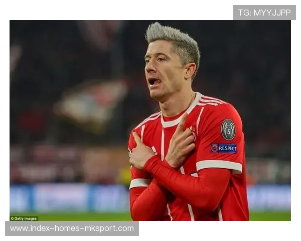 莱万灵巧背身回做:让拜仁前场衔接极具流畅性的秘密 莱万灵巧背身回做:让拜仁前场衔接极具流畅性的秘密